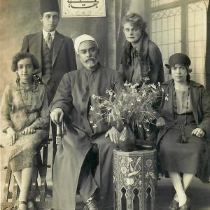 Angèle Pace debout à droite